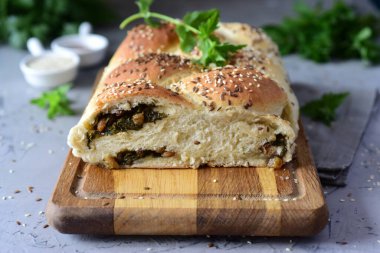 Vejetaryen yemeği: Gri arka planda sebzeli sağlıklı bir maya turtası..