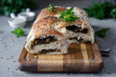 Bölümde sebze dolu doyurucu bir maya turtası. Yakın plan.