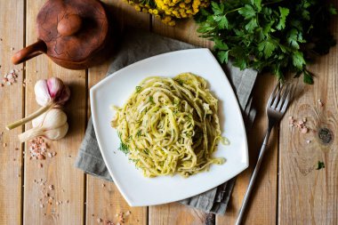 Vejetaryen yemeği: kabaklı makarna. Peynirli ve sebzeli spagetti. Üst görünüm