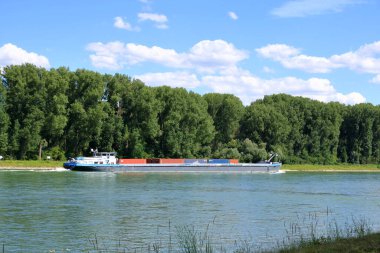 Germersheim yakınlarındaki Ren Nehri 'nde iç nakliye gemisi.