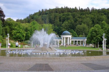 13 Temmuz 2020 Marianske Lazne / Marienbad / Çek Cumhuriyeti: Ünlü Spa 'da Karolina Bahar Çadırı