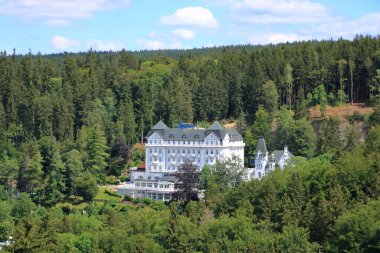 Orta Avrupa 'da Çek Cumhuriyeti' nin Marianske Lazne adlı ünlü spa kasabasına hava manzarası