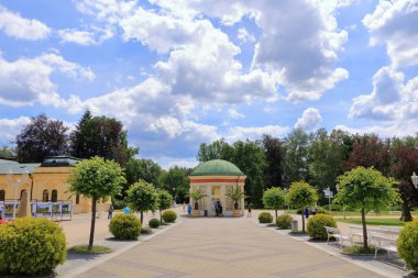 14 Temmuz 2020 Frantiskovy Lazne / Franzensbad, Çek Cumhuriyeti: Yazın yaya bölgesiyle merkez