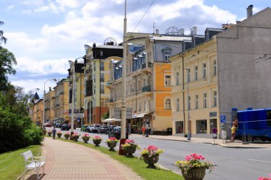 13 Temmuz 2020 Marianske Lazne / Marienbad / Çek Cumhuriyeti: Marianske Lazne şehir merkezindeki sokaklar ve binalar, Çek Cumhuriyeti