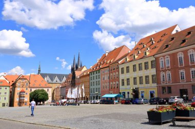 Çek Cumhuriyeti 'nde 14 Temmuz 2020 Cheb / Eger: Orta Çağ' da ana pazar meydanında yarım keresteli evler grubu