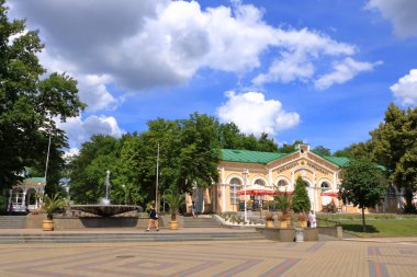 14 Temmuz 2020 'de Çek Cumhuriyeti' nde Frantiskovy Lazne / Franzensbad: Yazın yaya bölgesi çevresindeki binalar