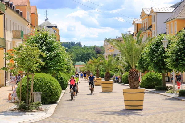 14 Temmuz 2020 Frantiskovy Lazne / Franzensbad, Çek Cumhuriyeti: Yazın yaya bölgesiyle merkez