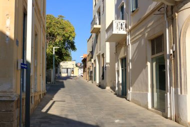 2 Ekim 2020 - Paphos, Kıbrıs: Paphos 'un orta turistik bölgesinde alışveriş caddesi, Corona salgını yüzünden sakin yaşam