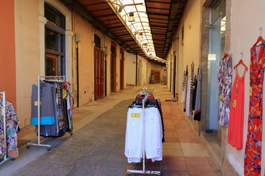 2 Ekim 2020 - Paphos, Kıbrıs: Paphos 'un orta turistik bölgesinde alışveriş caddesi, Corona salgını yüzünden sakin yaşam