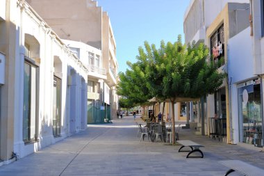 2 Ekim 2020 - Paphos, Kıbrıs: Paphos 'un orta turistik bölgesinde alışveriş caddesi, Corona salgını yüzünden sakin yaşam