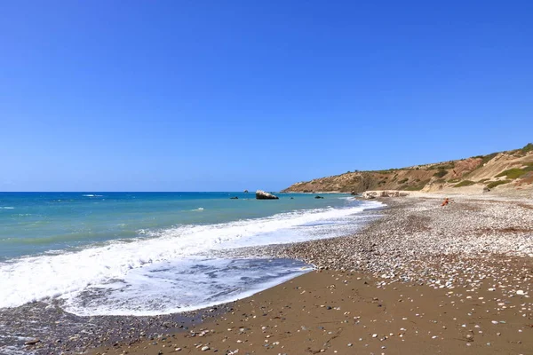 Akdeniz Suyunun Afrodit Körfezi Nde Taş Kayalıklı Afrodit Sahili Güneşli — Stok fotoğraf