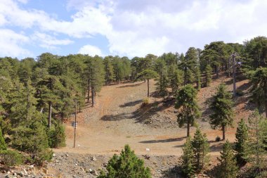 Kayak yazın kaldırır. Yazın teleferik kablosu istasyonu. Kıbrıs 'taki Troodos Dağları
