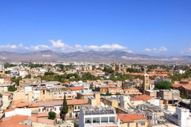 03 Ekim 2020 - NICOSIA / Kıbrıs Rum Kesimi: Dünyanın son bölünmüş başkenti olan Lefkoşa 'nın (Lefkoşa) kuzeydeki görünümü (Siakolas)