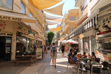 Ekim 03 2020 - Kıbrıs Rum Kesimi: Ledra caddesinde yürüyen insanlar. Lefkoşe 'nin merkezinde büyük bir alışveriş caddesi.