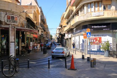Ekim 03 2020 - Kıbrıs Rum Kesimi: Ledra caddesinde yürüyen insanlar. Lefkoşe 'nin merkezinde büyük bir alışveriş caddesi.