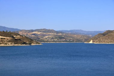 Kıbrıs Rum Kesimi 'nin Limasol kentinden 15 km uzaklıktaki 107 baraj şebekesinin en büyüğü olan rezervuarlı Kouris barajı