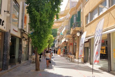 Ekim 03 2020 - Kıbrıs Rum Kesimi: Ledra caddesinde yürüyen insanlar. Lefkoşe 'nin merkezinde büyük bir alışveriş caddesi.