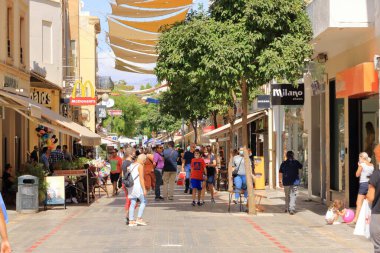 Ekim 03 2020 - Kıbrıs Rum Kesimi: Ledra caddesinde yürüyen insanlar. Lefkoşe 'nin merkezinde büyük bir alışveriş caddesi.