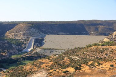 Kıbrıs Rum Kesimi 'nin Limasol kentinden 15 km uzaklıktaki 107 baraj şebekesinin en büyüğü olan rezervuarlı Kouris barajı