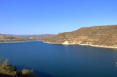 Kouris rezervuarı, Kıbrıs 'ın Limasol kentine 15 km uzaklıkta.