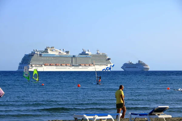 Ekim 03 2020 - Limasol / Kıbrıs: Covid-19 salgınının sona ermesini bekleyen liman önünde demirlemiş yolcu gemileri