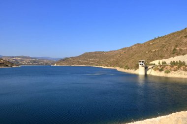 Kıbrıs Rum Kesimi 'nin Limasol kentinden 15 km uzaklıktaki 107 baraj şebekesinin en büyüğü olan rezervuarlı Kouris barajı