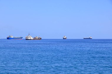 Ekim 06 2020 - Limasol, Kıbrıs: Limanın önünde bekleyen büyük konteyner gemileri