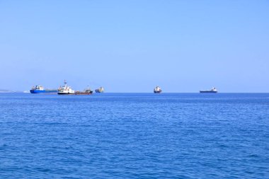 Ekim 06 2020 - Limasol, Kıbrıs: Limanın önünde bekleyen büyük konteyner gemileri