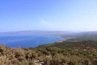 Latchi ve Polis ve Troodos Dağları, Akamas Yarımadası, Kıbrıs 'a doğru bir kamp alanına bakıyorum..