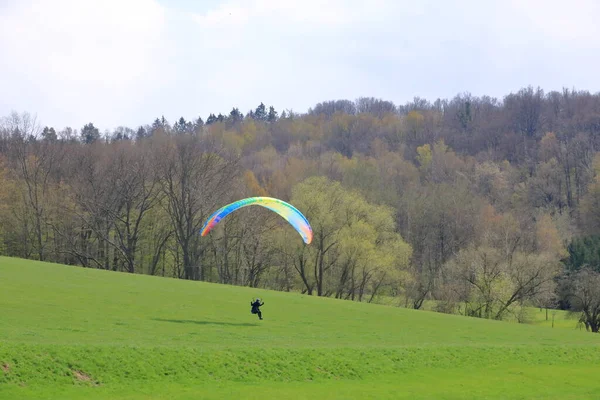 Abril 2021 Dresde Alemania Los Parapentes Aterrizan Frente Una Colina —  Fotos de Stock