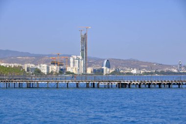 Limasol şehir manzarası mimari modern binalarla kıyı manzarası