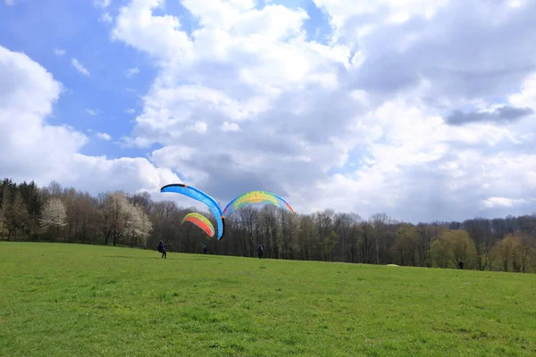 Abril 2021 Dresde Alemania Parapentes Despegando Frente Una Colina Verde —  Fotos de Stock