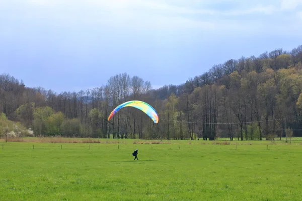 Abril 2021 Dresde Alemania Los Parapentes Aterrizan Frente Una Colina —  Fotos de Stock