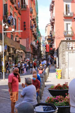 11 Temmuz 2021 'de İtalya' da Napoli: Napoli 'nin eski bir kasabasının sokak manzarası, İtalya' da Avrupa