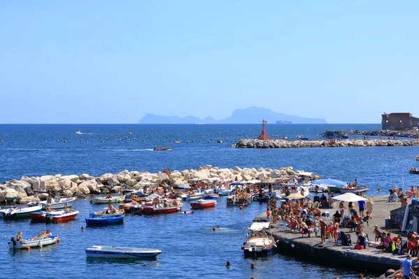 Temmuz 2021 Talya Avrupa Napoli Akdeniz Kıyısında Yaz Günü Nsanlar — Stok fotoğraf