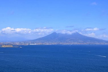 Napoli 'nin kıyısındaki Tyrhenian Denizi' nin çarpıcı manzarası
