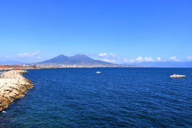 Napoli 'nin kıyısındaki Tyrhenian Denizi' nin çarpıcı manzarası