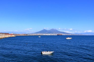 Napoli 'nin kıyısındaki Tyrhenian Denizi' nin çarpıcı manzarası