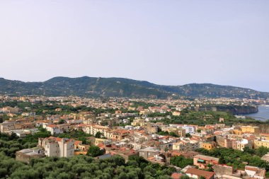 Sorrento, Napoli, İtalya, Batı Avrupa manzarası. Sahil uçurumundaki köyün manzarası. Akdeniz.