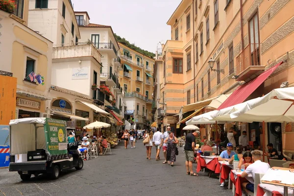 Juli 2021 Amalfi Italien Gatuscenen Amalfi Huvudshoppinggatan — Stockfoto