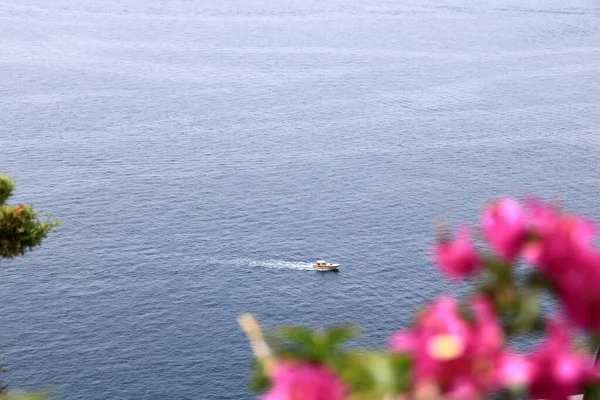 Único Barco Largo Costa Costa Amalfitana — Fotografia de Stock