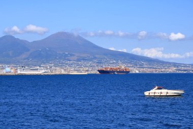 11 Temmuz 2021 'de İtalya' da Avrupa 'da Napoli: Körfezde kargo gemisiyle Napoli şehrinin bir resmi