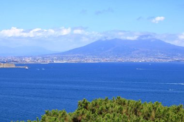 Napoli 'nin kıyısındaki Tyrhenian Denizi' nin çarpıcı manzarası