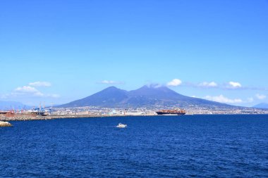 Napoli 'nin kıyısındaki Tyrhenian Denizi' nin çarpıcı manzarası