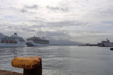 14 Temmuz 2021 - Napoli, İtalya: Vezüv Dağı önünde yolcu gemileri bulunan Napoli Limanı