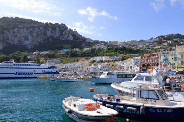 14 Temmuz 2021 - Capri, İtalya: Napoli Körfezi 'ndeki Capri Limanı