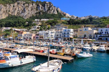 14 Temmuz 2021 - Capri, İtalya: Napoli Körfezi 'ndeki Capri Limanı