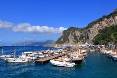 14 Temmuz 2021 - Capri, İtalya: Napoli Körfezi 'ndeki Capri Limanı