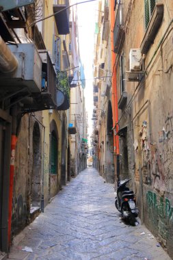 11 Temmuz 2021 'de İtalya' da Napoli: Napoli 'nin eski bir kasabasının sokak manzarası, İtalya' da Avrupa