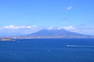 Napoli 'nin kıyısındaki Tyrhenian Denizi' nin çarpıcı manzarası